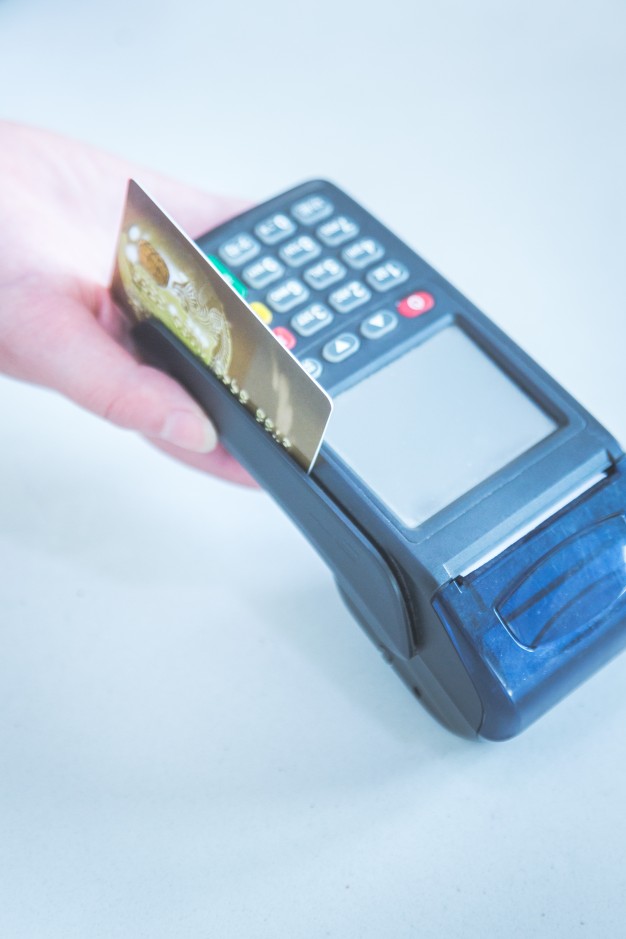 用pos机以卡养卡：信用卡以卡养卡技巧和方法有哪些？刷卡手续费